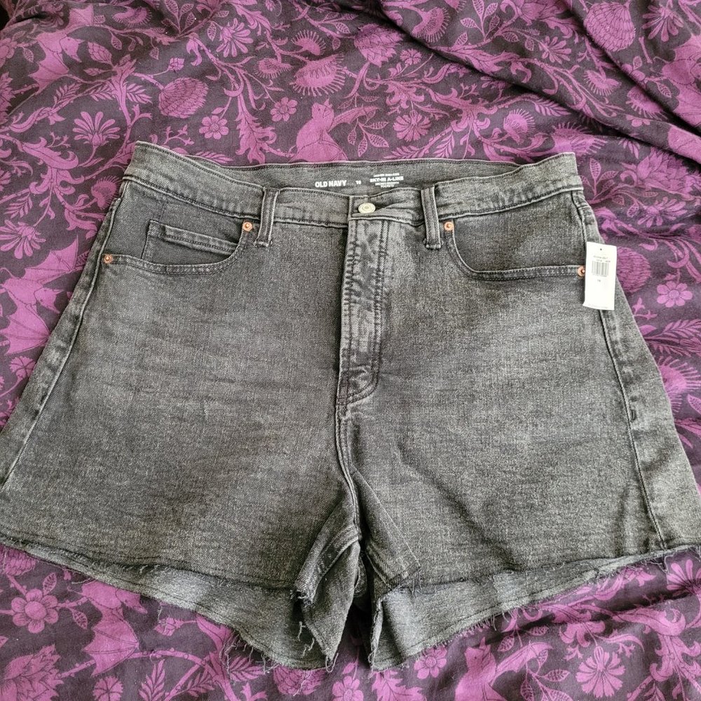 Old Navy Sky-Hi A-Line Cut-Off Jean Shorts in Acid Wash Black